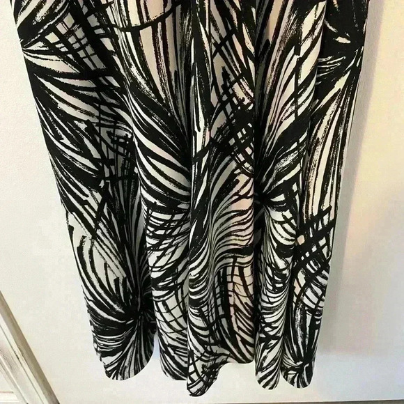 London Times Tropical Black and White Halter Maxi Dress 4 - Picture 5 of 7